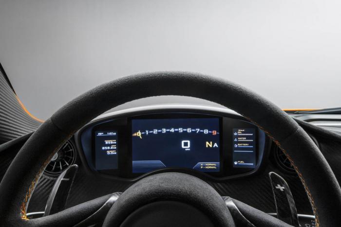 McLaren P1 - display ceasuri bord