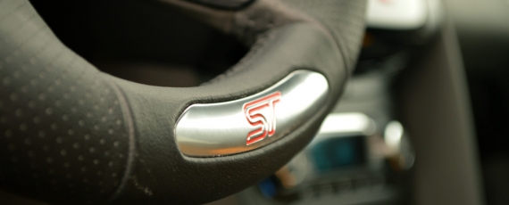Logo-ul ST de pe volan