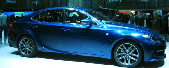 Lexus IS 300h - lateral