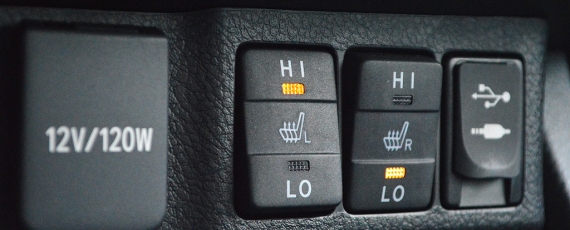 Noul Auris 2013 - priza de 12v, butoanele pentru încălzirea scaunelor şi USB-ul